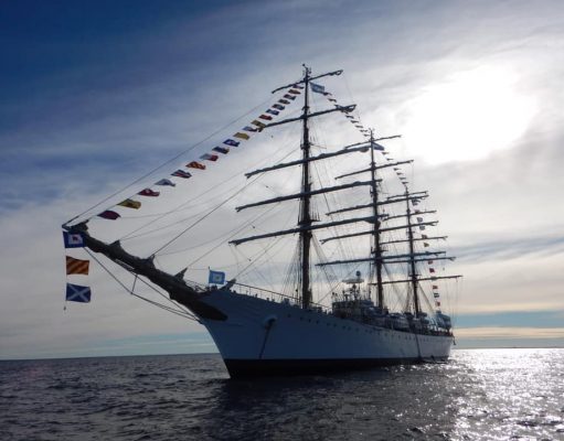 La Fragata Libertad maravillando a la Patagonia