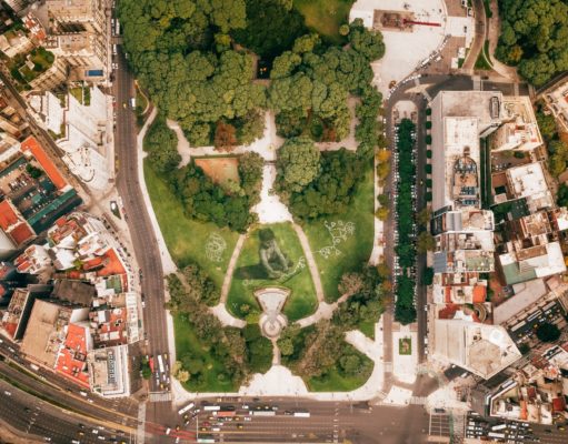 Los secretos de esta inmensa pintura en Plaza San Martín